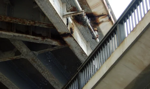Korrosion unter einer Brücke